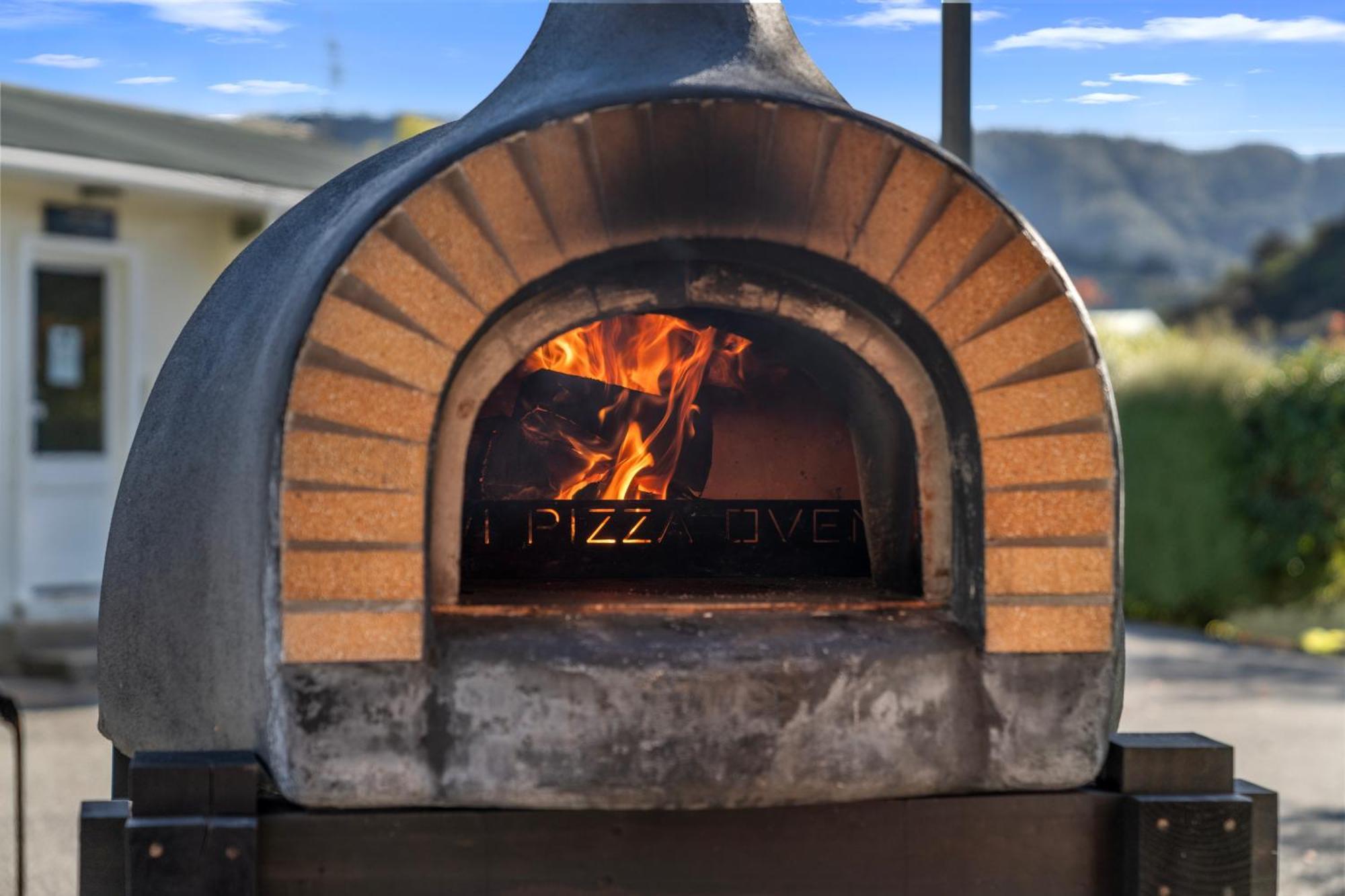 Tasman Holiday Parks Піктон Екстер'єр фото Wood-burning pizza oven