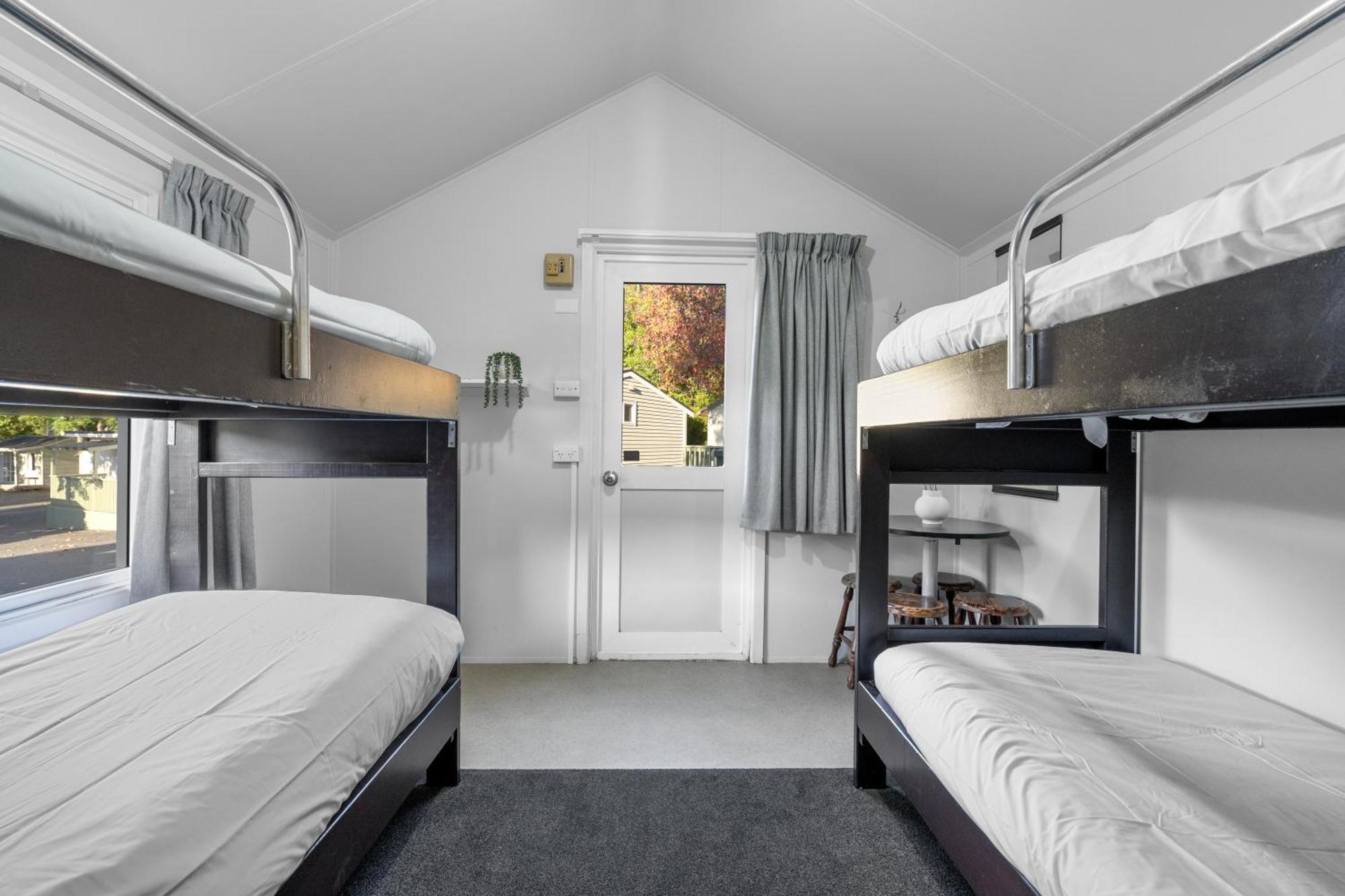Tasman Holiday Parks Піктон Екстер'єр фото A room at the hostel