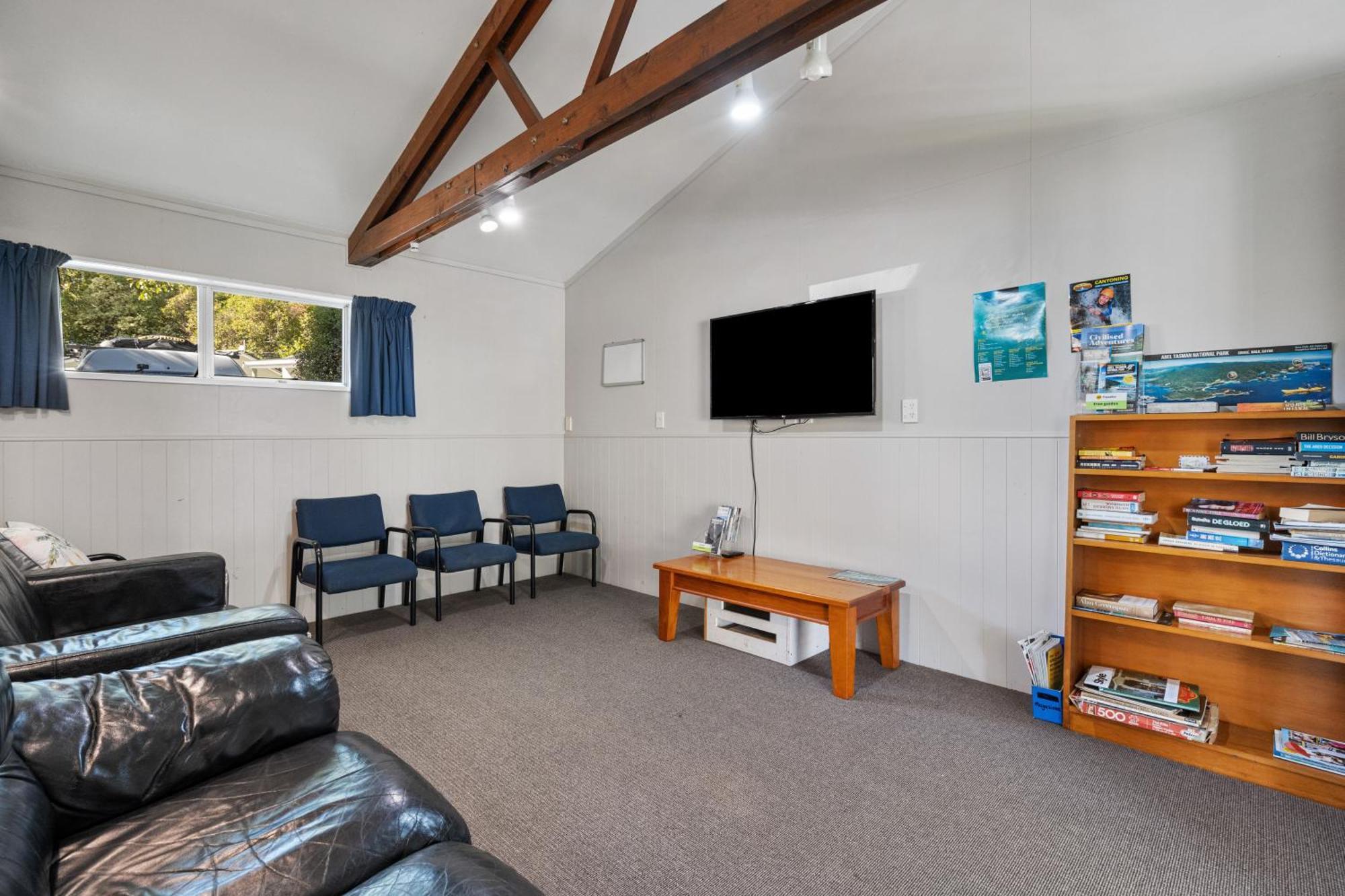 Tasman Holiday Parks Піктон Екстер'єр фото The lounge at the hostel