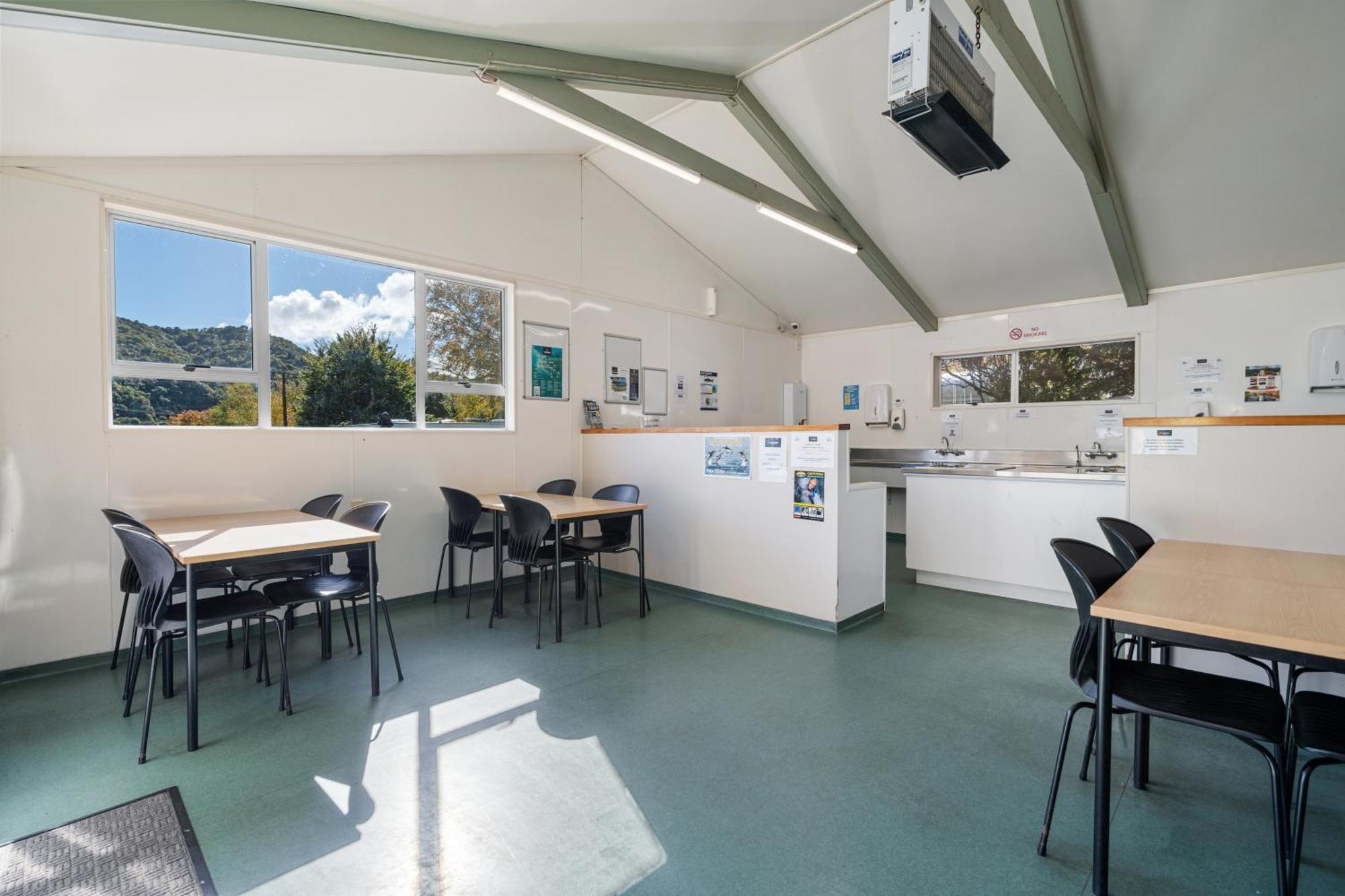 Tasman Holiday Parks Піктон Екстер'єр фото The kitchen at the hostel
