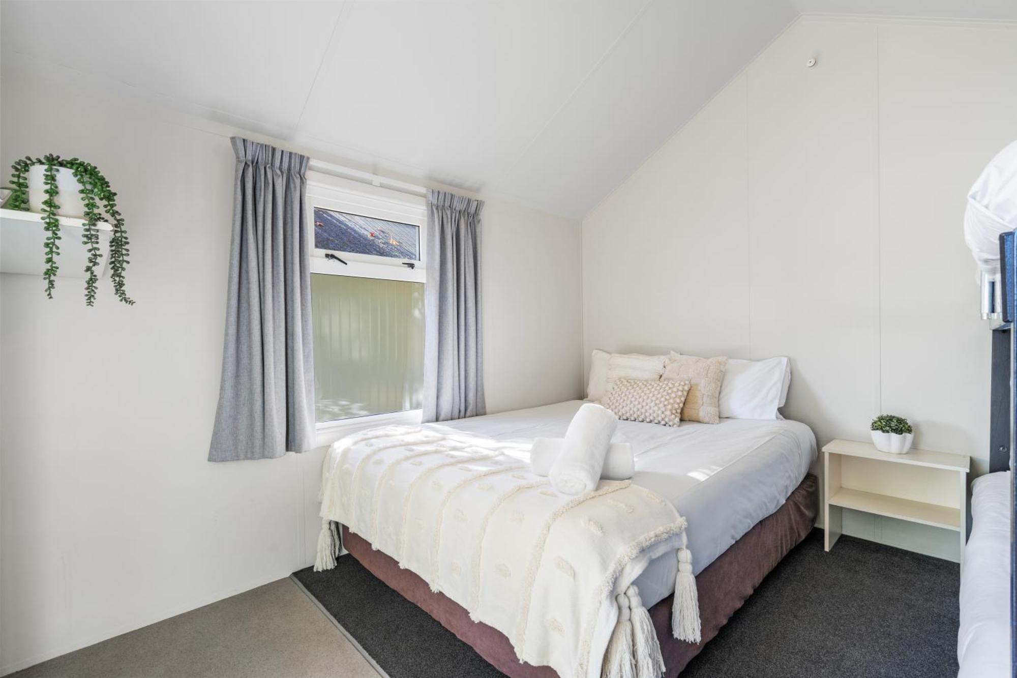 Tasman Holiday Parks Піктон Екстер'єр фото A bedroom in a student flat