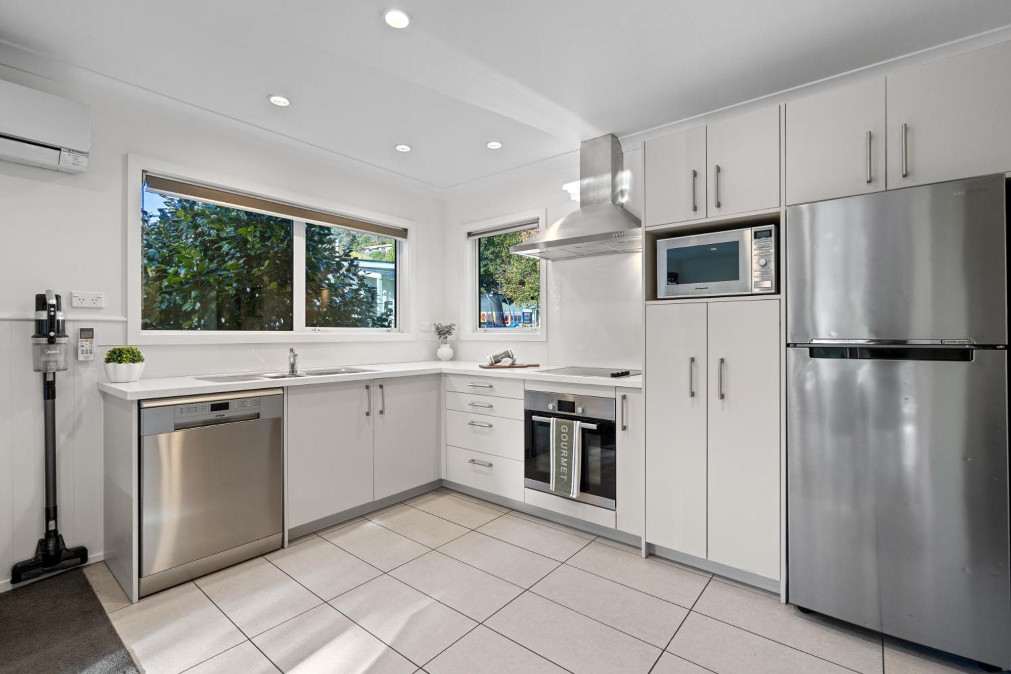 Tasman Holiday Parks Піктон Екстер'єр фото A modern Australian kitchen