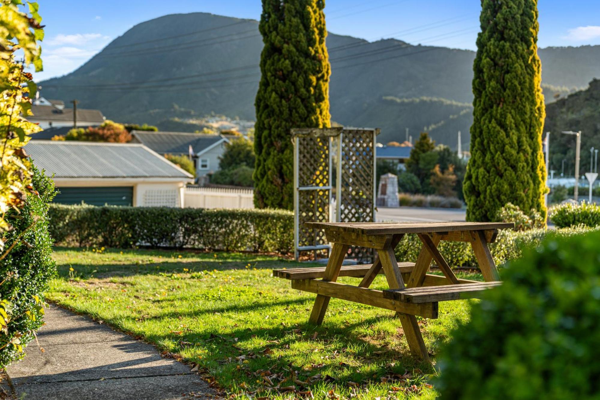 Tasman Holiday Parks Піктон Екстер'єр фото The park's main lawn