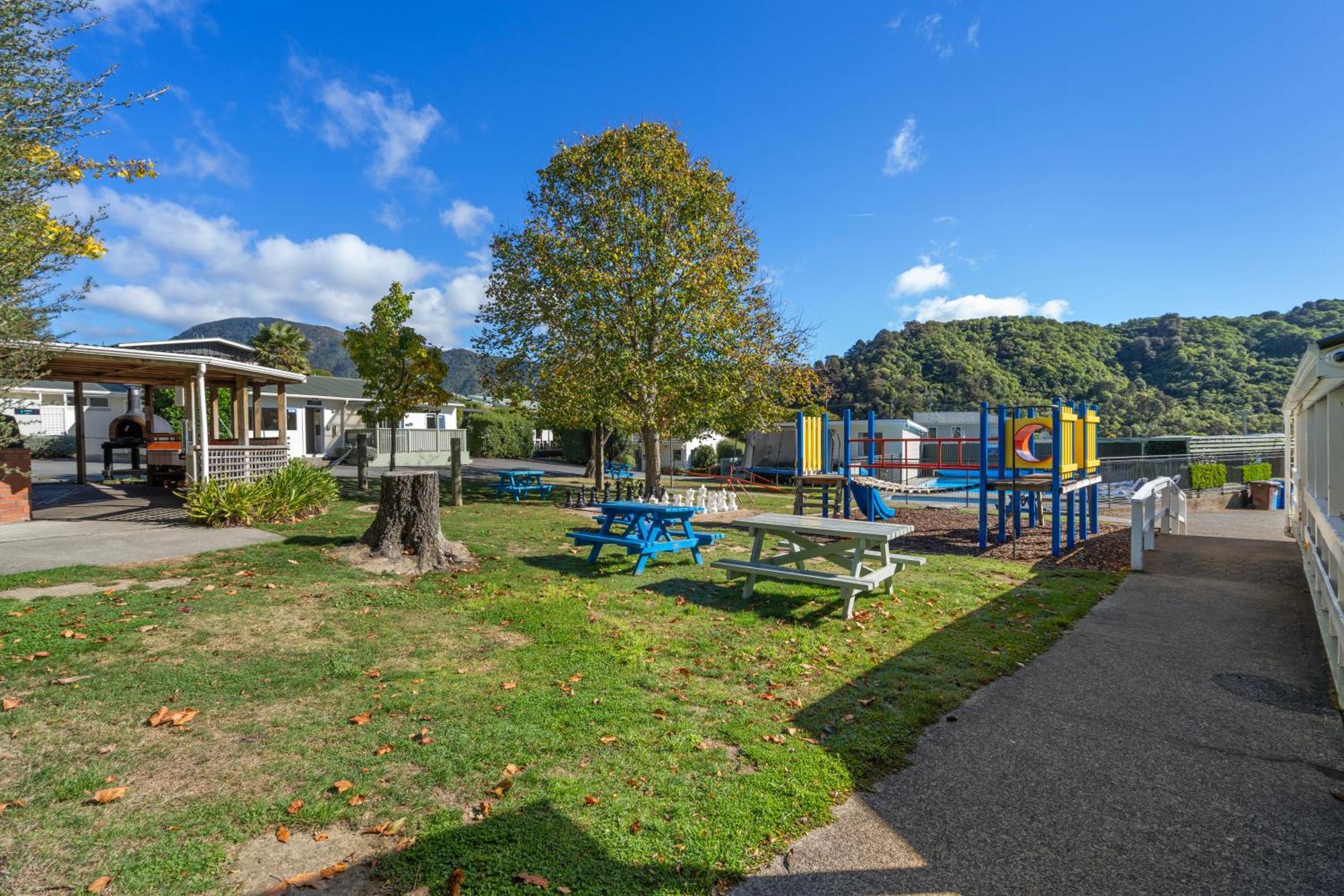 Tasman Holiday Parks Піктон Екстер'єр фото Playground at the school