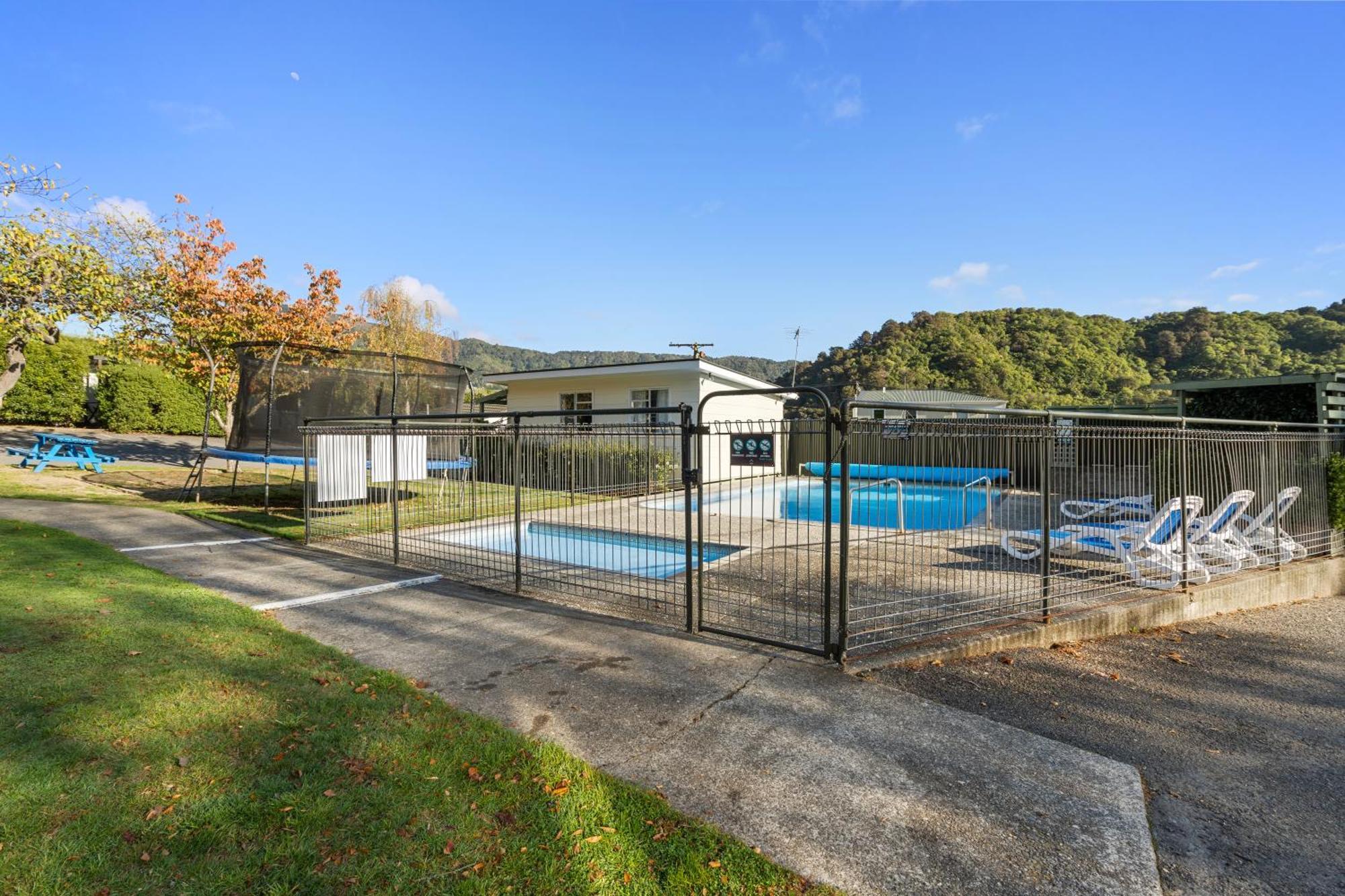 Tasman Holiday Parks Піктон Екстер'єр фото The swimming pool at the station