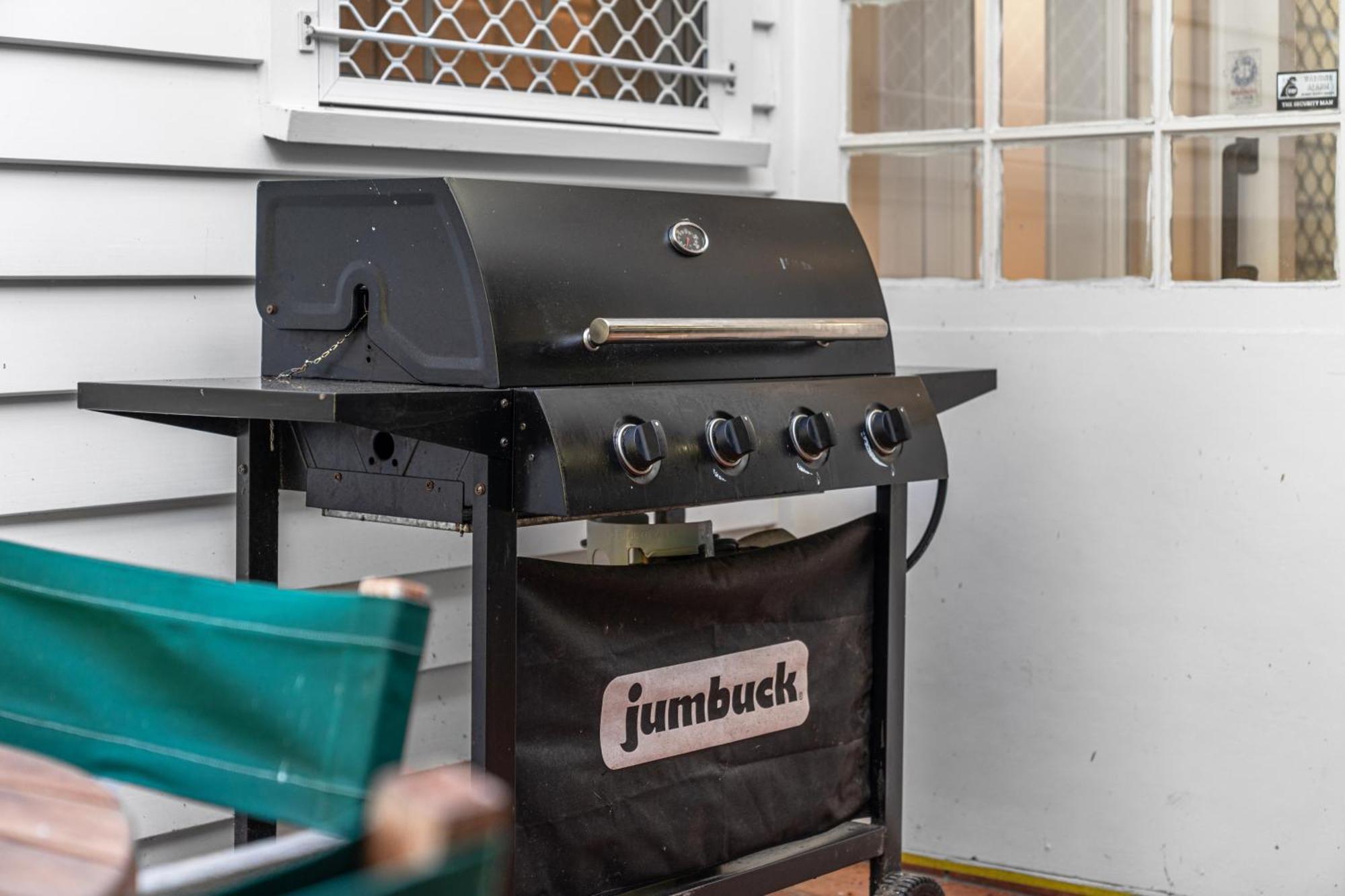 Tasman Holiday Parks Піктон Екстер'єр фото A gas barbecue