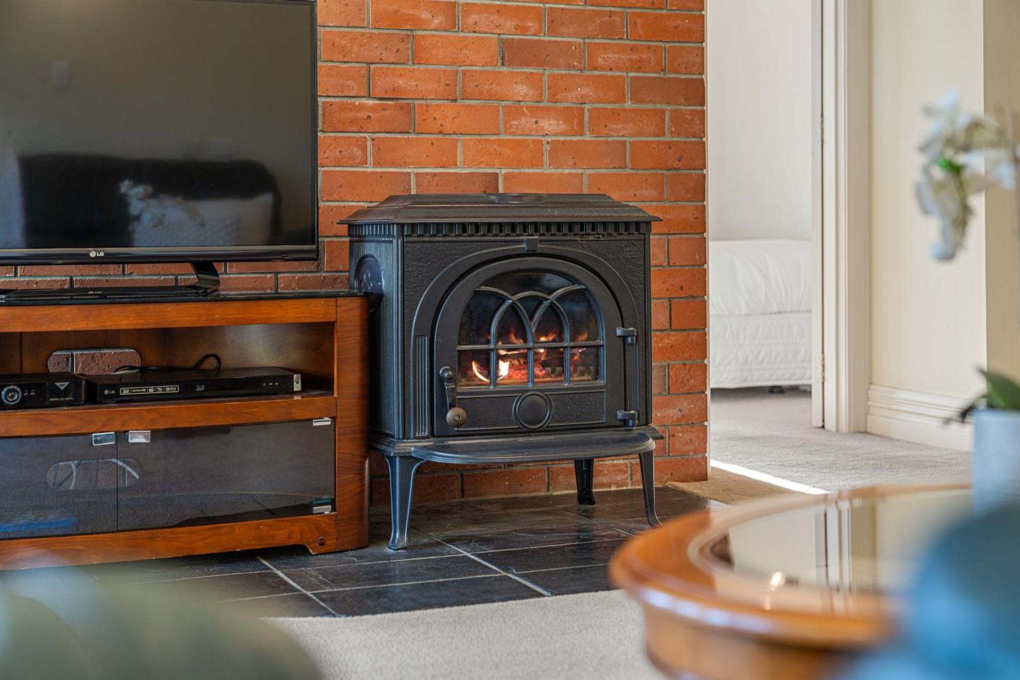 Tasman Holiday Parks Піктон Екстер'єр фото A wood-burning stove