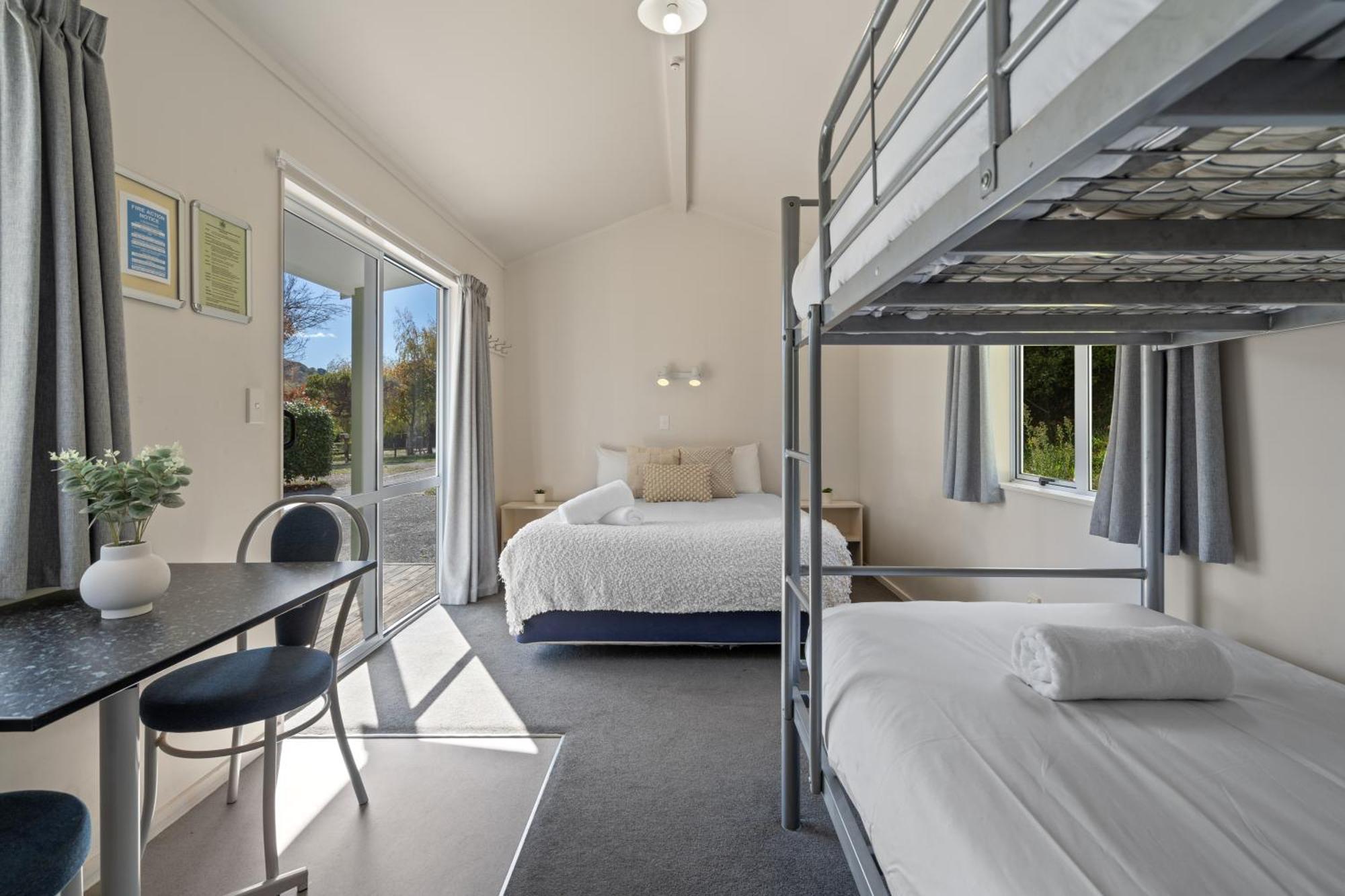 Tasman Holiday Parks Піктон Екстер'єр фото A typical room at a backpackers' hostel in Australia