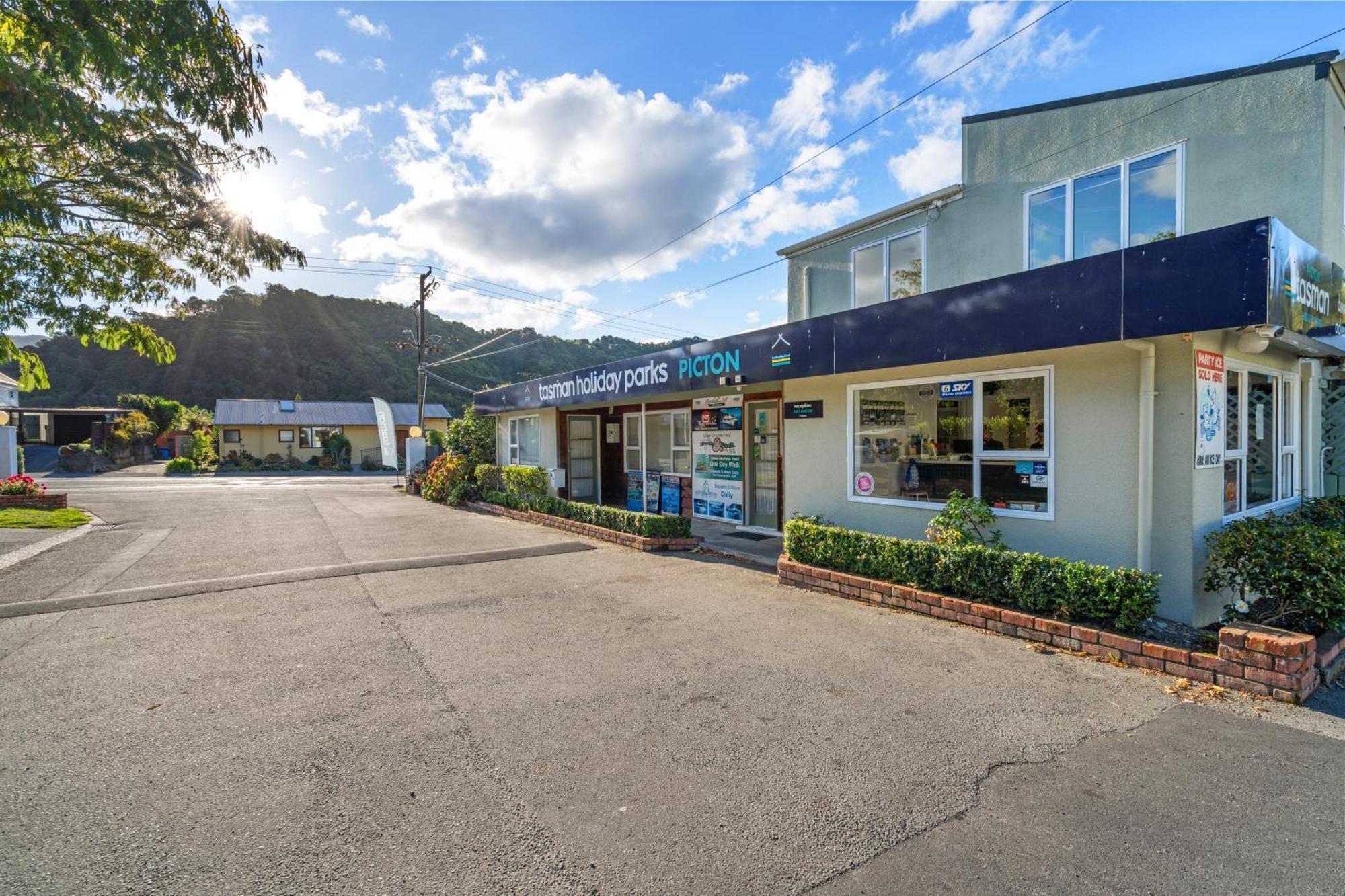 Tasman Holiday Parks Піктон Екстер'єр фото The entrance to the swimming pool
