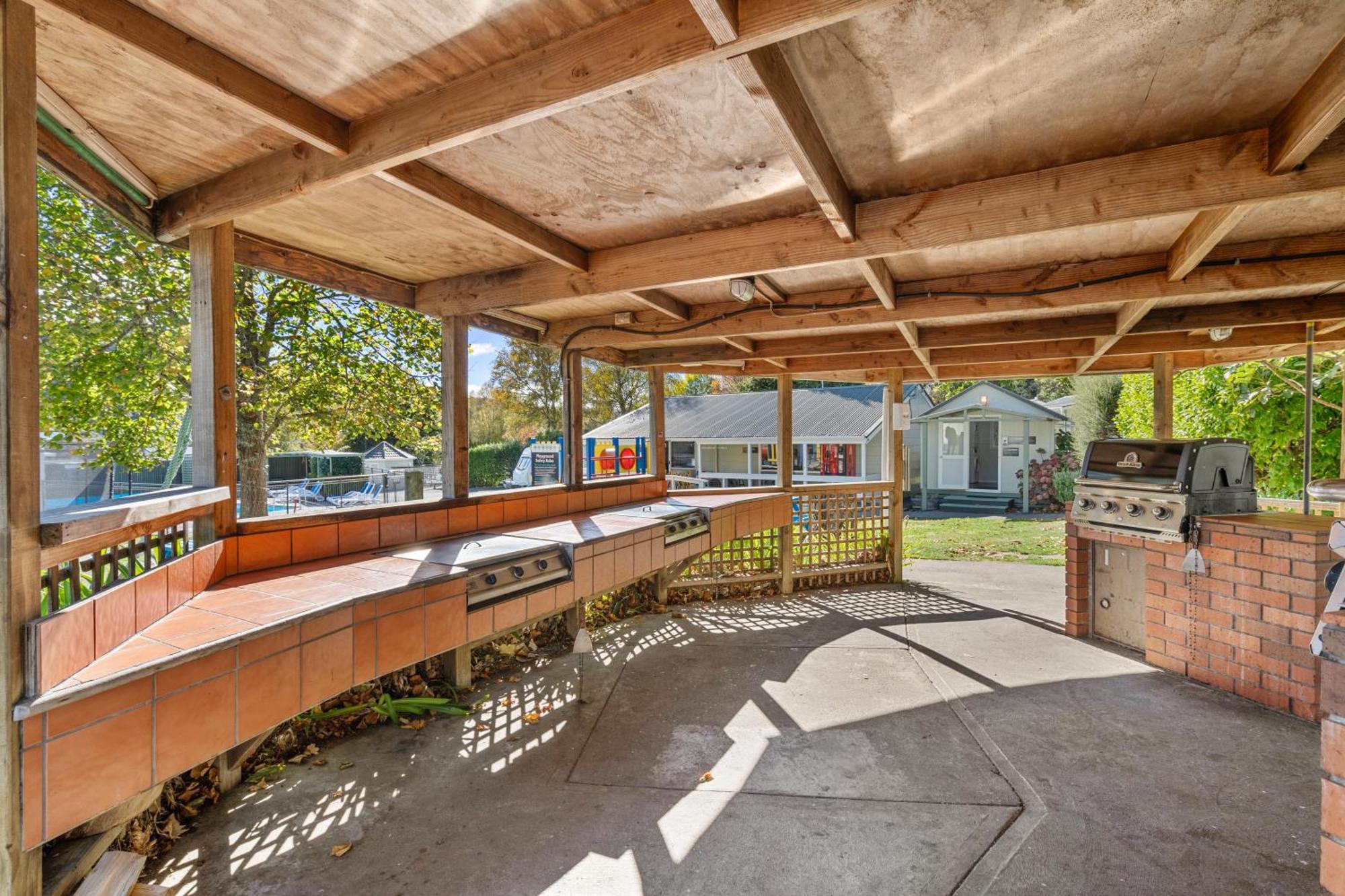 Tasman Holiday Parks Піктон Екстер'єр фото The outdoor kitchen at the Student Union