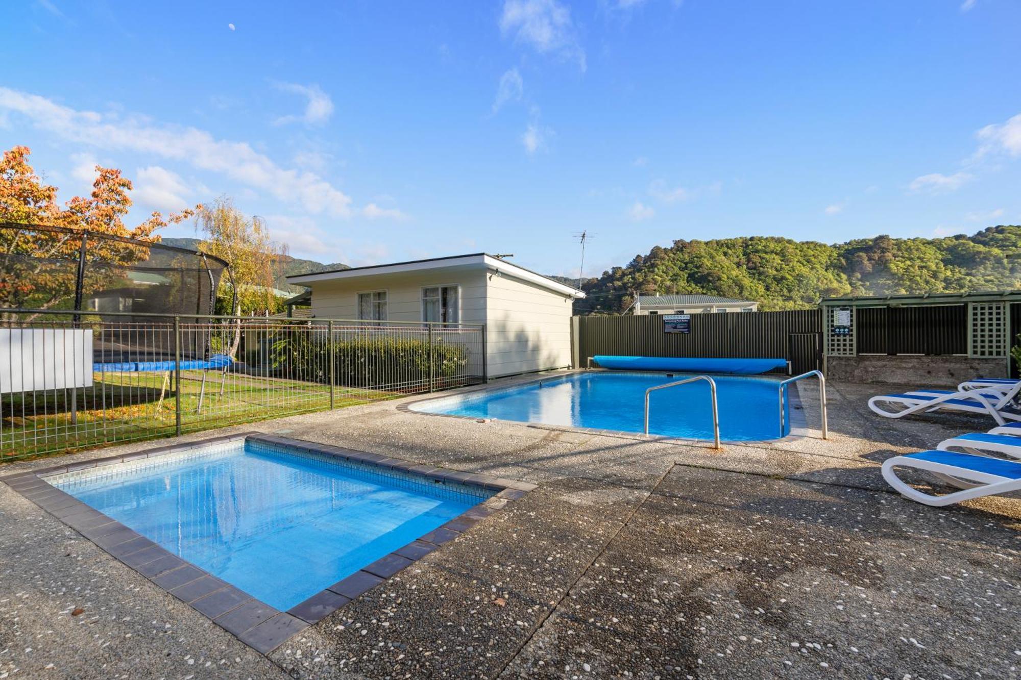 Tasman Holiday Parks Піктон Екстер'єр фото Swimming pool at the University of Waikato