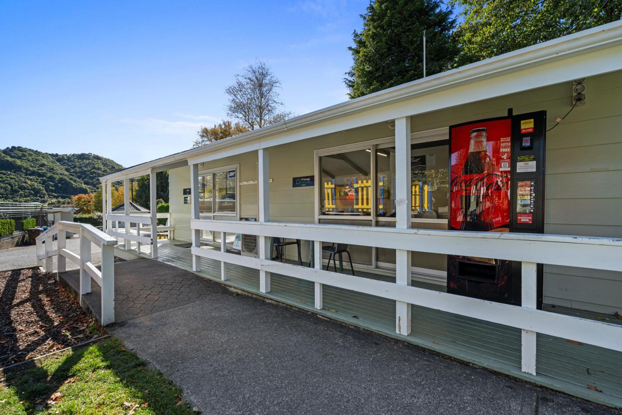 Tasman Holiday Parks Піктон Екстер'єр фото The station in 2019