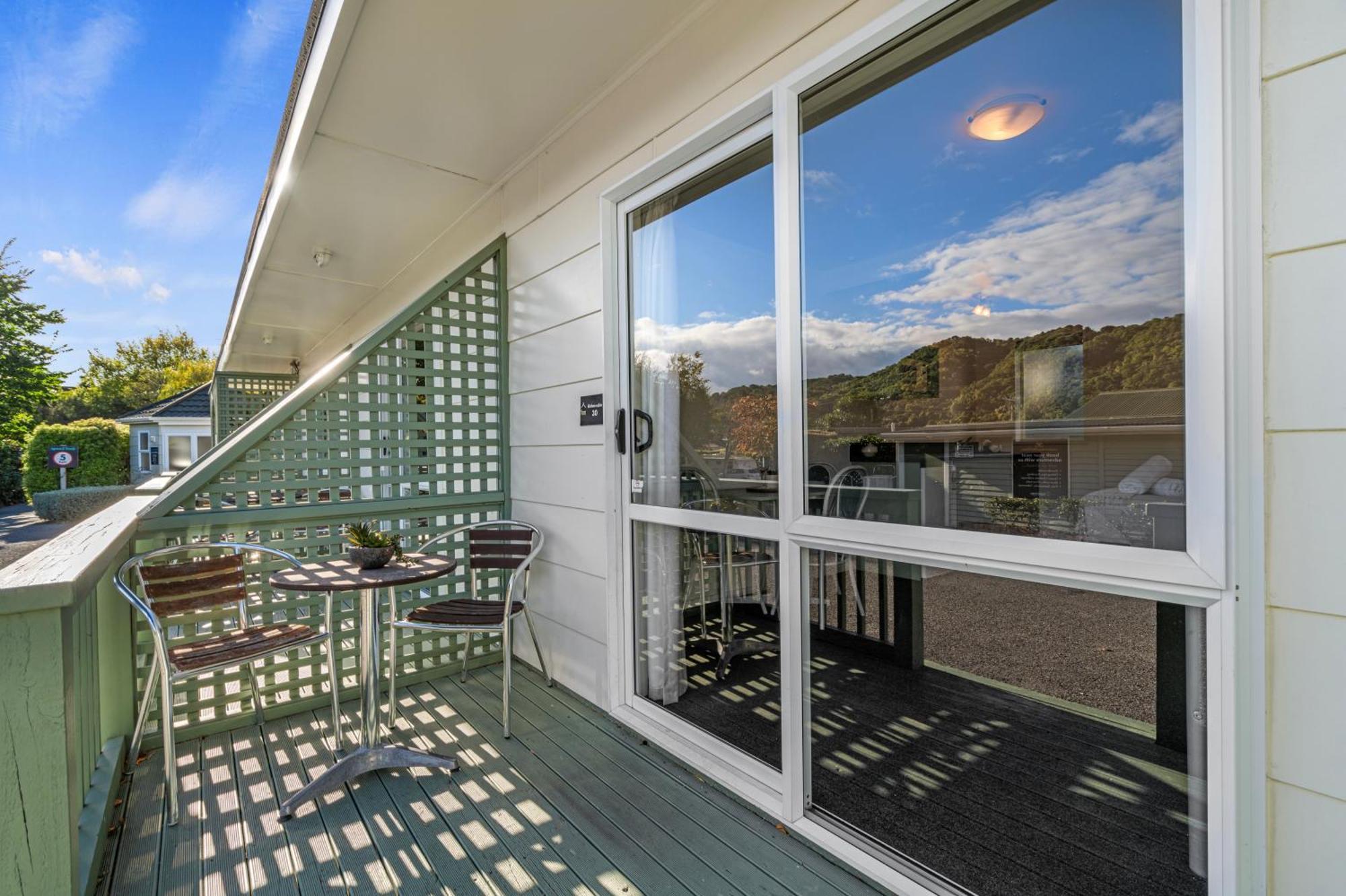 Tasman Holiday Parks Піктон Екстер'єр фото A sliding door
