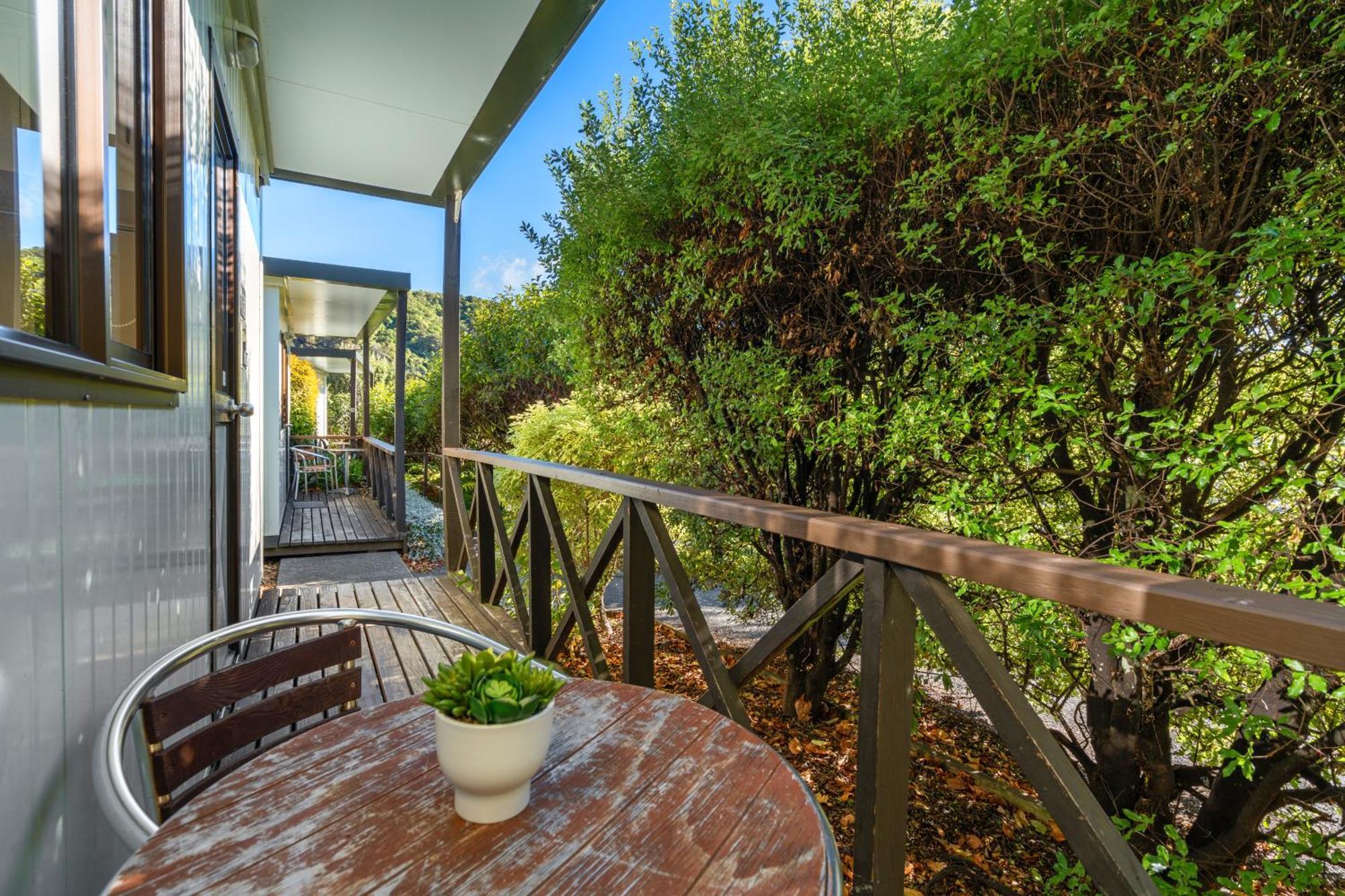 Tasman Holiday Parks Піктон Екстер'єр фото A balcony in a house