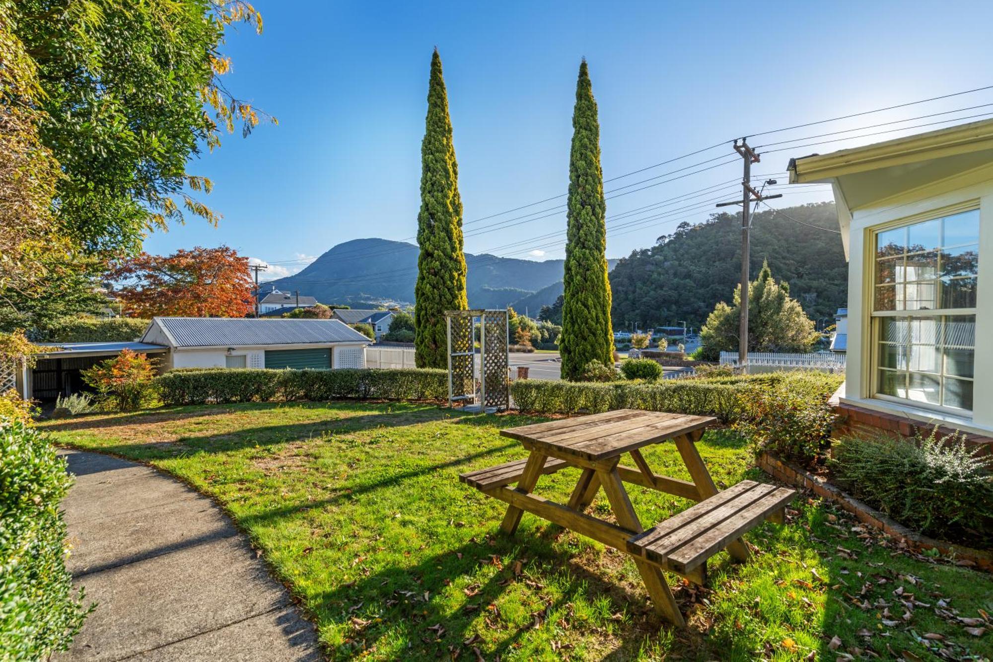 Tasman Holiday Parks Піктон Екстер'єр фото The garden of the Riwaka Tavern