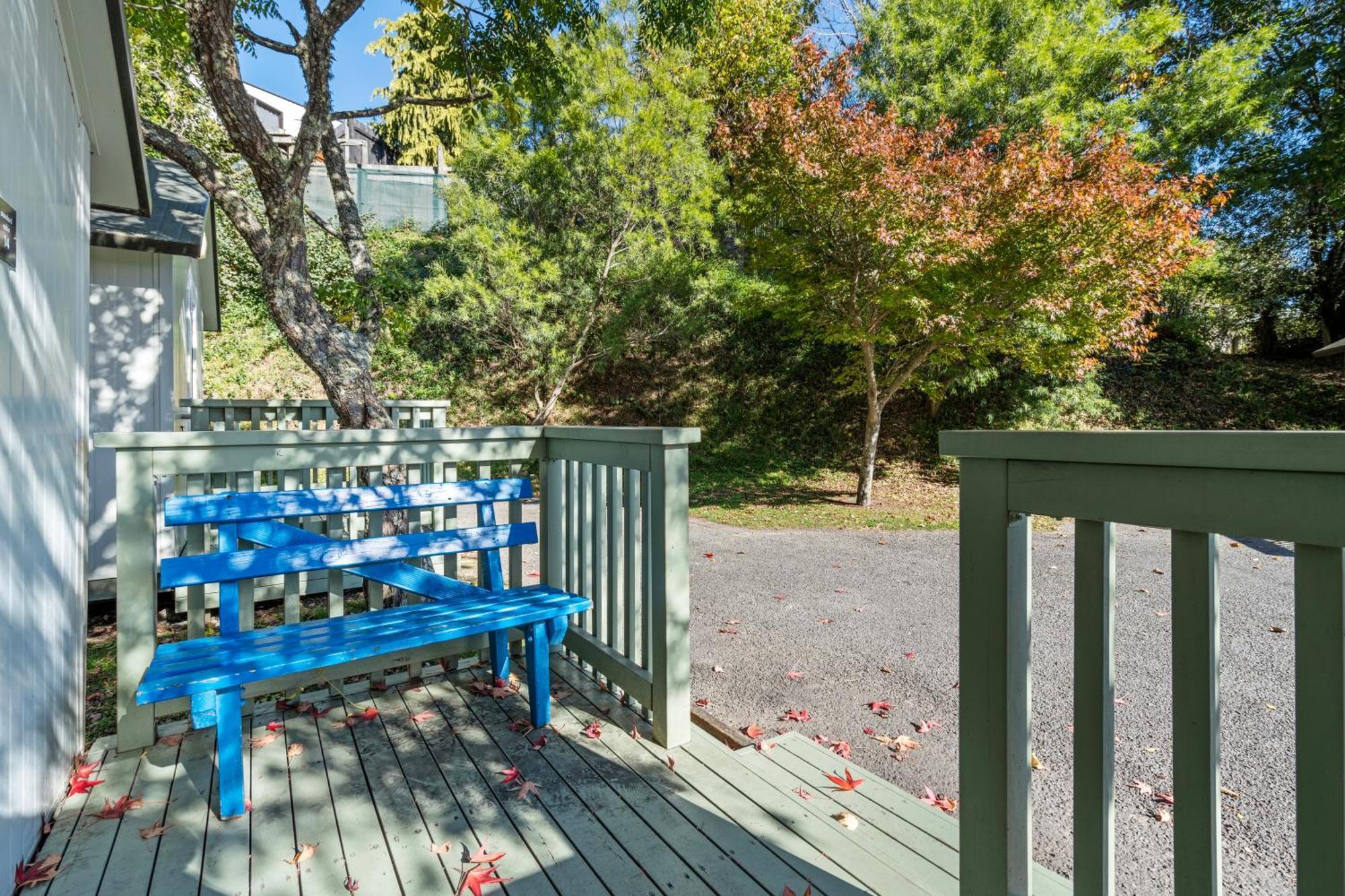 Tasman Holiday Parks Піктон Екстер'єр фото A view of the deck at the 1906 Spring Street house