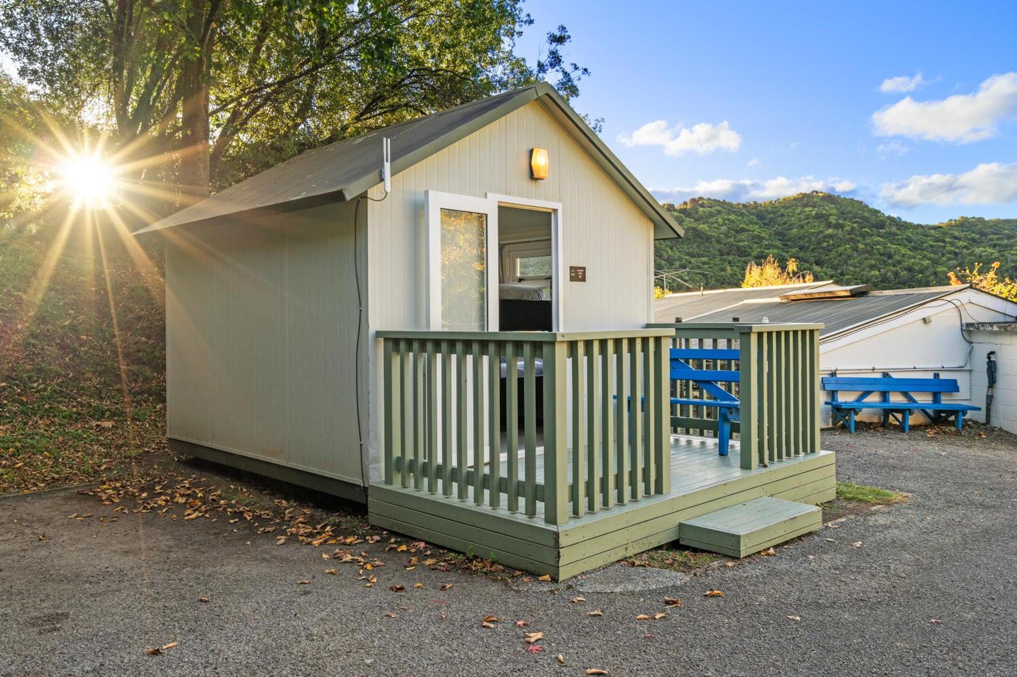Tasman Holiday Parks Піктон Екстер'єр фото A tiny home at the Riverview Motel in New Zealand