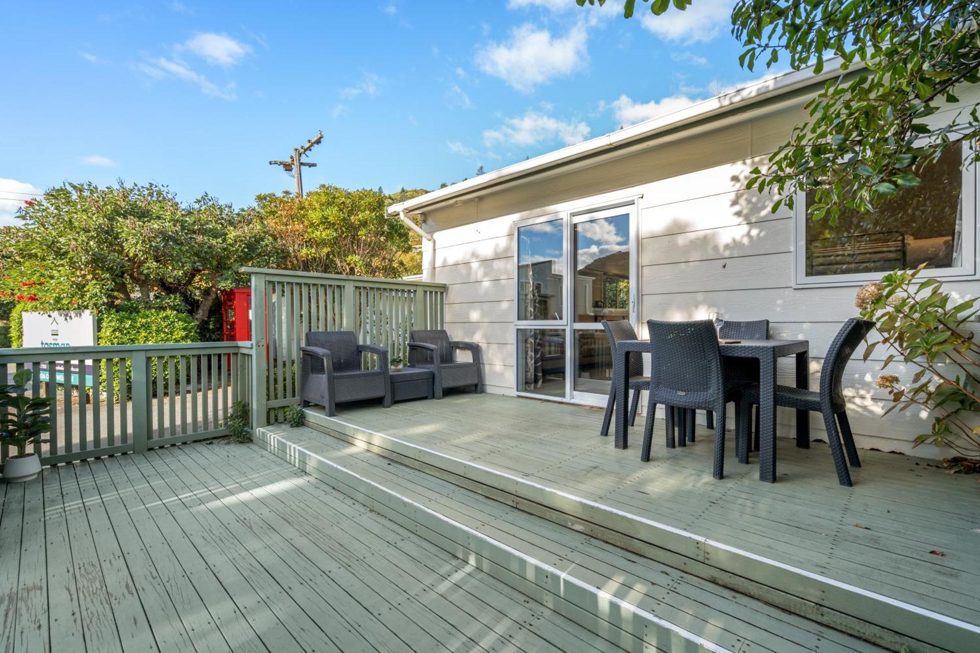 Tasman Holiday Parks Піктон Екстер'єр фото A deck in New Zealand