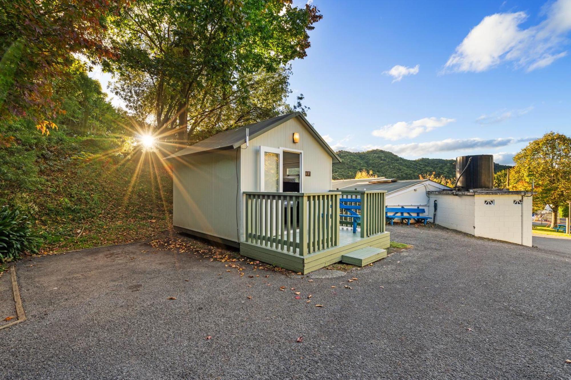 Tasman Holiday Parks Піктон Екстер'єр фото A tiny home in New York
